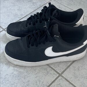 Nike Men's Black and White Sneakers